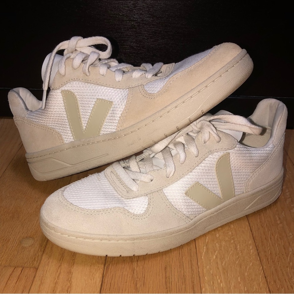 Veja Women's Sneakers in White and Cream